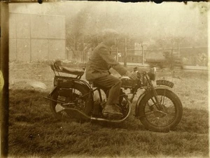 Frankreich Mann auf einem schönen Motorrad Fahrrad altes Foto 1930 - Bild 1 von 3