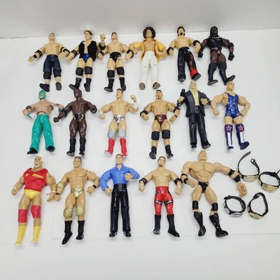 Lote de 17 figuras de acción de la WWE Jakks 2003 2004 2005 Flex-Ems 2002 cinturones de título de colección Foto 1 de 4