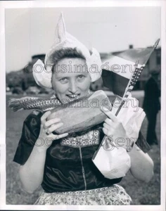 1955 Niederländische Einwanderin Dame isst Brot bei Zeremonie San Francisco Ca Pressefoto - Bild 1 von 2