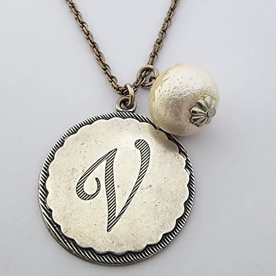 Collar de cadena John Wind Maximal Art con colgante inicial letra V y perla de algodón Foto 1 de 4