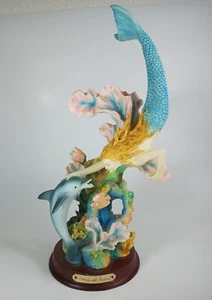 Colas populares y fantasía una escultura de sirena y delfín. Base de madera. - Imagen 1 de 10