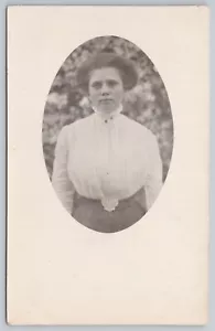 Foto exterior bonita dama de encaje sin identificar RPPC UNP Atenas ¿OH? - Imagen 1 de 2