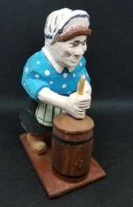 RAR - VINTAGE - HANDGESCHNITZT AUS HOLZ - Frauen stehend Butter aufgewühlt - Bild 1 von 7