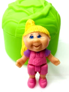 Cabbage Patch Kids Little Sprouts Serie 1 blonde Haare blaue Augen Mädchen 1,5 Figur - Bild 1 von 2