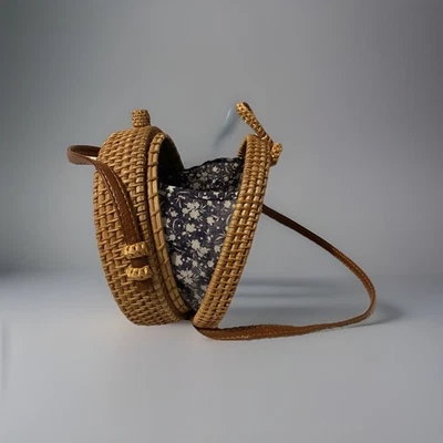 Cartera tejida de mimbre de colección. Bandolera. Lindo ambiente boho e hippie de primavera. ¡De moda! Foto 1 de 4