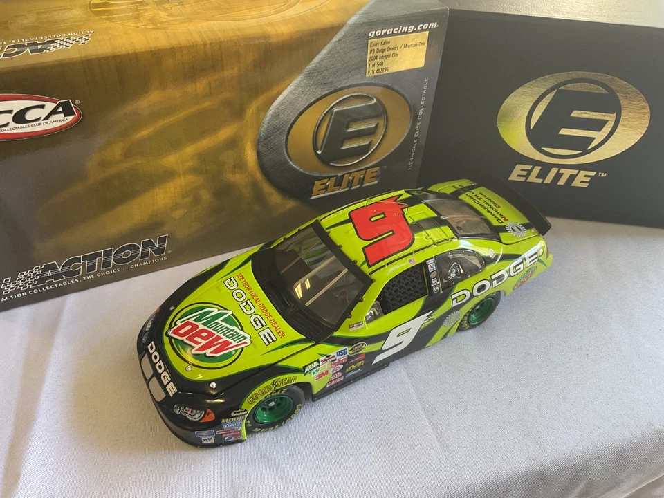 Kasey Kahne Mountain Dew 2004 1/24 Elite - Rookie Stripes - bajo S/N #061 Foto 1 de 1