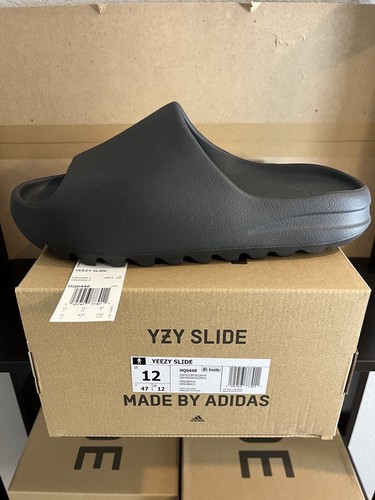 Slides da uomo taglia 12 DS Yeezy Onyx HQ6448 vestibilità mezza taglia più piccola