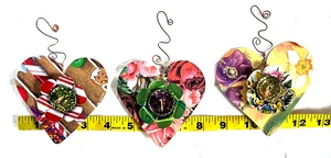 Juego de 3 adornos hechos a mano de metal en forma de corazón colorido 4" X 4" - Imagen 1 de 5