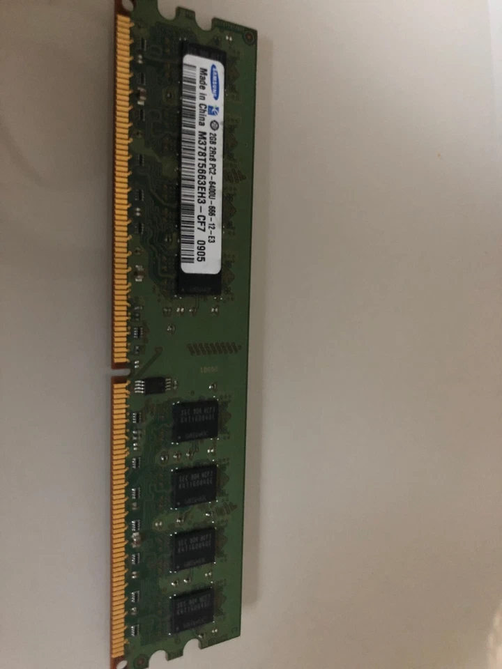 2GB Samsung DDR2 RAM PC2-6400U-666-12-E3 800MHz CL6 2Rx8 Dimm M378T5663RZ3-CF7 - Immagine 1 di 1