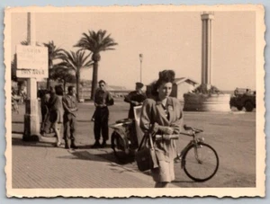 Fotografía instantánea original Segunda Guerra Mundial 1940 Bonita niña soldado de Francia caminando en bicicleta - Imagen 1 de 2