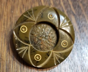 Artesanía de costura de botón grande de baquelita tallada antigua difícil de encontrar - Imagen 1 de 5