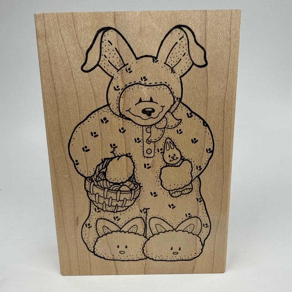 Oso de peluche Darcie's Country Folk en pijama de conejo sello de goma de madera 3”x4” Foto 1 de 4