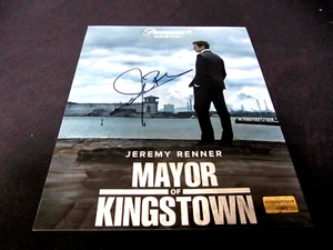 Jeremy Renner signed 8x10 Foto Bürgermeister von Kingstown handsigniert mit COA - Bild 1 von 2