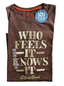 Life Is Good SS Shirt Vintage Creamy Tee CHI SI SENTE DI SAPERLO Chest46in Uomo M - Foto 1 di 7