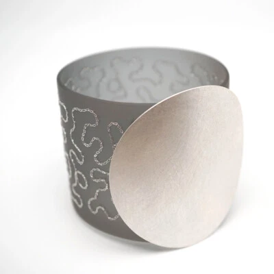 Armband Grau Mittelteil versilbert und Metallstickerei Armreif von Petra Meiren - Bild 1 von 4