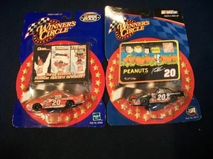 Winner's Circle #20 Tony Stewart 2 Autos Nascar 2000 & Peanuts 1:64 Diecast Cars - Bild 1 von 6