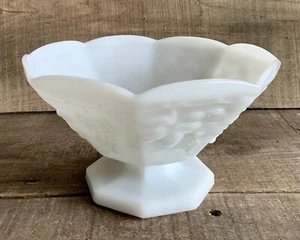 WESTMORELAND GRAPES Unsigned MILK GLASS Pedestal Paneled Fruit Bowl 9 1/4" EUC - Picture 1 of 6