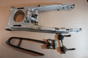 Marco de carrocería basculante trasero HONDA VF400 F VF 400 NC13 1983-1985 DAÑADO - Imagen 1 de 15