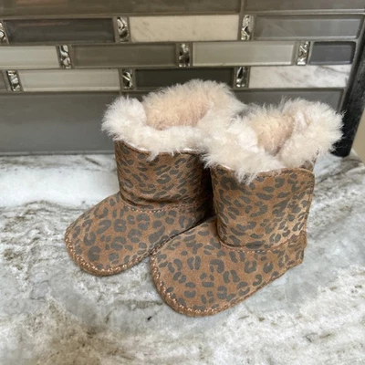 UGG Australia Cassie Botas Leopardo Botines Forrados de Oveja Bebé Talla 12M GAMUZA Foto 1 de 4