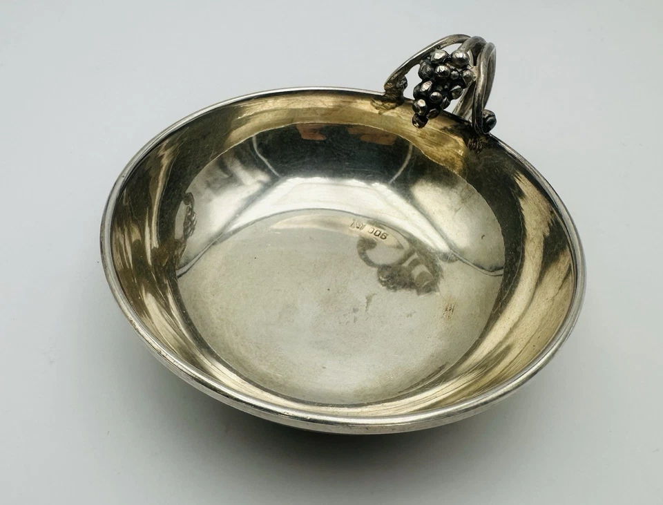 Posacenere in argento 800 con impugnatura raffigurante la Vite con Uva - Immagine 1 di 4