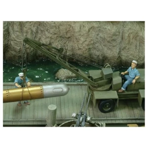 U.S. SAILORS LOADING TORPEDO WWII include 2 figurini Royal Model 538 - Picture 1 of 3