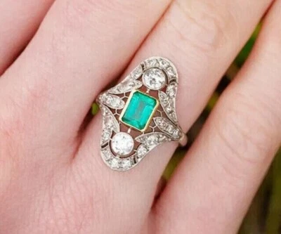 Anillo de compromiso esmeralda verde simulada de 2 quilates enchapado en oro blanco de 14 quilates Foto 1 de 3