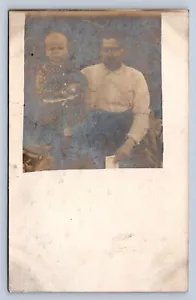 Postal J98/Paha Washington RPPC c1910 Hombre y Bebé 79 - Imagen 1 de 4