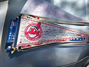 Vintage CLEVELAND INDIANS 1995 Team CHIEF WAHOO Pennant, Facsimile Autographs - Picture 1 of 1