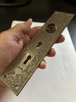 ANTIQUE EASTLAKE VICTORIAN CAST BRASS 2 KEYHOLE ENTRANCE DOOR KNOB BACK PLATE - Image 1 of 4