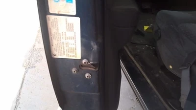 ¡SOLO MONTAJE DE PESTILLO! Puerta delantera del conductor Chevrolet manual para 98-05 Blazer S10/JI Foto 1 de 4