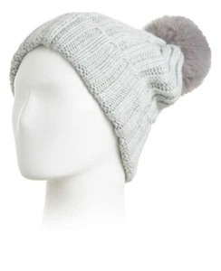 VINCE CAMUTO Gorro Tejido Gris Pom Piel Sintética Talla Única Nuevo en Caja de Regalo - Imagen 1 de 1
