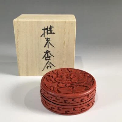 Soporte de incienso Tsuishu talla de flores de madera con caja utensilios de ceremonia de té Japón Foto 1 de 4