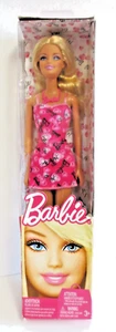BAMBOLA MATTEL BARBIE 2011 CON VESTITO BARBIE NRFB - Foto 1 di 7