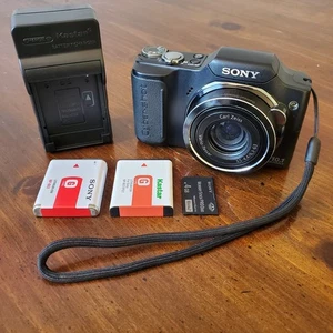 Cámara digital Sony Cyber-shot DSC-H20 con cargador, 2 baterías y tarjeta de memoria de 4 GB - Imagen 1 de 16