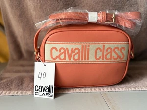 BOLSO BANDOLERA CÁMARA CLASE CAVELLI COLOR NEBLINA CORAL 9" X 6" X 3" BRONCEADO INTERIOR - Imagen 1 de 5