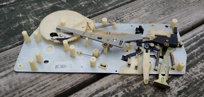 Original 1970's JVC QL-A200 TurnTable Platter MECHANISM Part # K30401 B - Image 1 of 4