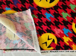 Mascarillas Amarillas ^ Rojo Emoji Pata de Gallo Franela Tela de Algodón 2 Yardas x 44" - Imagen 1 de 7