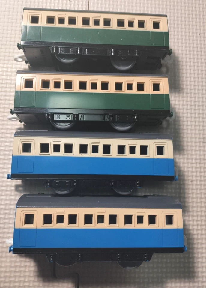 Lote de vagones Tomy Thomas & Friends serie 2 azules 2 verdes pasajeros expresos Foto 1 de 4