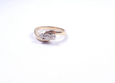 Diamond Ring 9 carat gold 3 stone twist Size M very good quality - Imagem 1 de 4