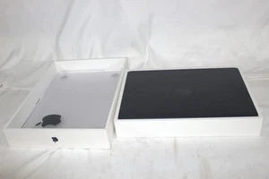 2022 Apple MacBook Air M2 chip: 13.6-inch, 8GB RAM, 256GB SSD, Midnight Blue - Afbeelding 1 van 16