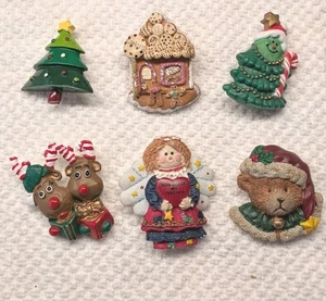 Menge 6 Weihnachten Urlaub verschiedene Broschen Anstecknadeln. Bäume, Lebkuchenhaus, Ange - Bild 1 von 4
