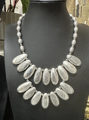 "Collar Chico's Wendi Babero Tono Plata Distintivo Moderno 18-20""" Foto 1 de 4