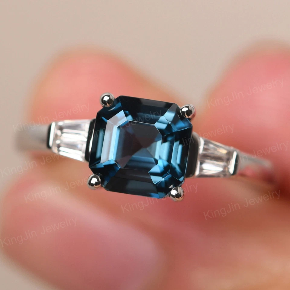 Delicado anillo de compromiso de topacio azul Londres corte Asscher con piedra baguette 925 Foto 1 de 4