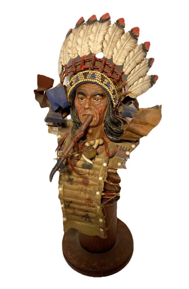 "Figura de jefe nativo americano vintage de 14"" con decoración de pipa de paz-metal/madera/resina" Foto 1 de 4
