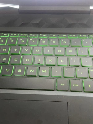 Ordenador gaming usado, tiene una grieta pero no afecta al ordenador   Foto 1 de 4