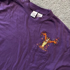 Camiseta De Colección The Disney Store Para Hombres Tigger Hojas de Otoño Bordada Púrpura Talla XL - Imagen 1 de 6