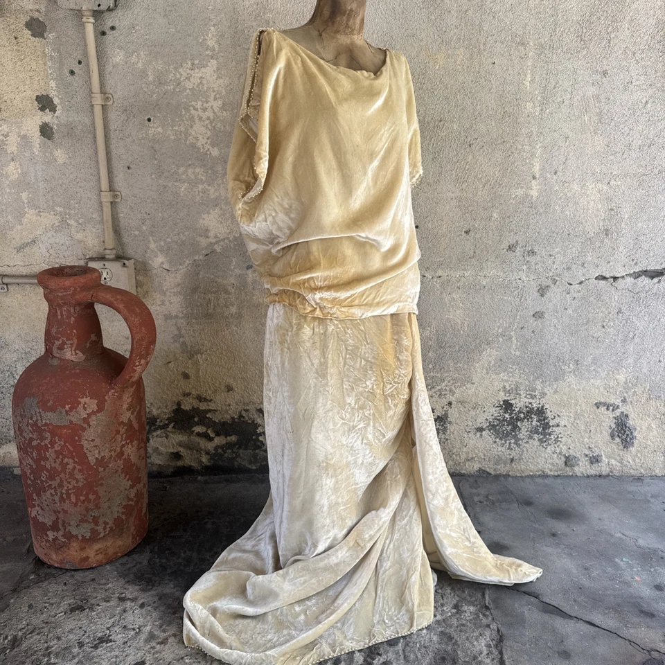 Antiguo Vestido de Terciopelo de Seda Crema Años 20 Borde de Perla Reunido Maxi Adolescentes De Colección Foto 1 de 4