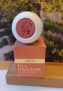 To A Wild Rose de Avon. Sobre de perfume crema vacía 0,66 oz vaso de leche - Imagen 1 de 4