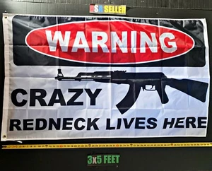 Redneck Flagge KOSTENLOSER ERSTKLASSIGER VERSAND Trump Crazy Redneck lebt hier USA Schild 3 x 5 Fuß - Bild 1 von 1