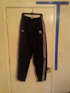 Pantalones deportivos de nailon cortavientos azul marino Adidas X Yankees vintage para hombre talla XL de colección - Imagen 1 de 7